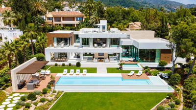 The Art of Creating a Resort-Style Outdoor Space with the Right Furniture